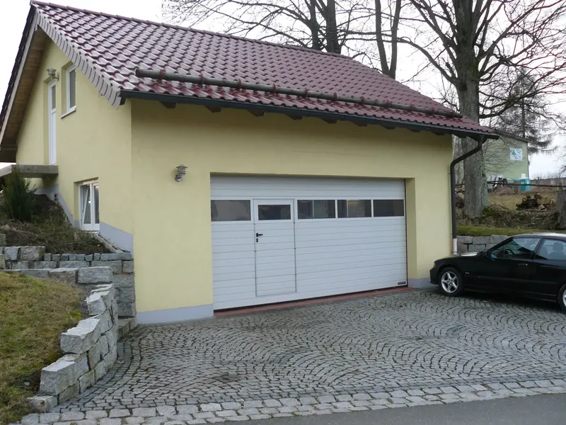 Außenansicht der Werkstatthalle in Oelschnitz