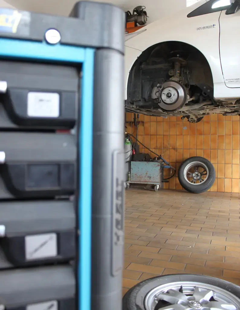 Auto auf der Hebebühne beim Service